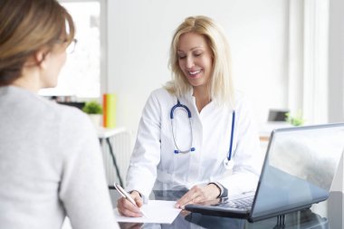 laptop önünde oturan doktor