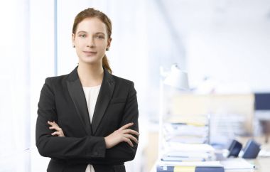 ofiste ayakta Yardımcısı 