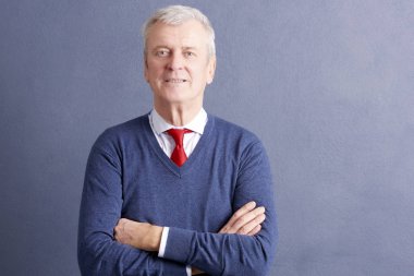  işadamı stading gri duvar 