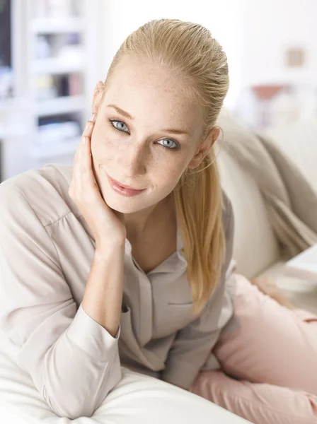 Mujer relajante en el sofá en casa . — Foto de Stock