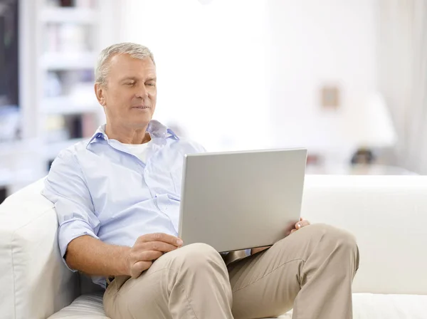 Man met zijn laptop — Stockfoto