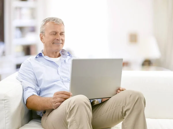 Homem usando seu laptop — Fotografia de Stock