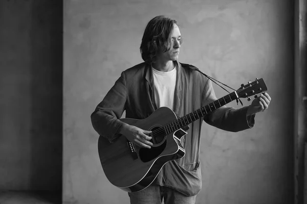 Músico tocando su guitarra acústica . —  Fotos de Stock