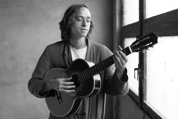 Musician playing his acoustic guitar. — Stock Photo, Image