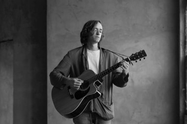 onun akustik gitar çalmak müzisyen.