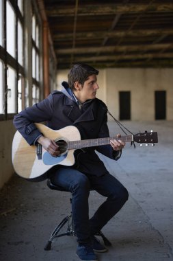  onun gitar çalmak pratik adam.