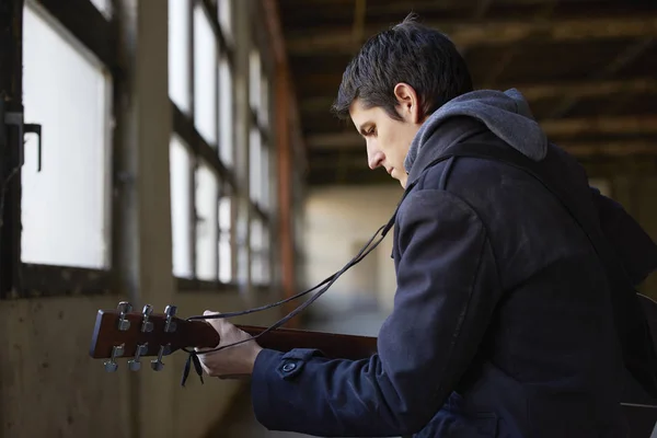Musiker spielt seine Gitarre — Stockfoto