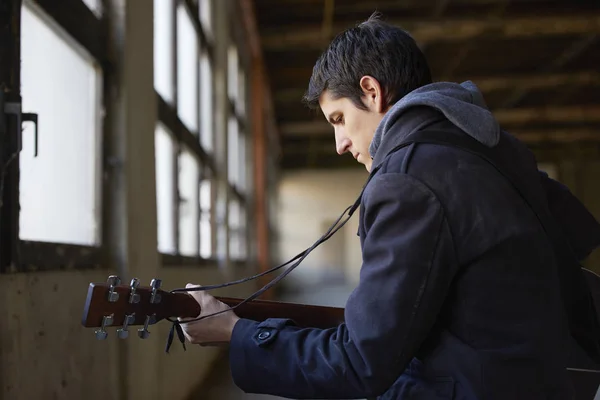 Músico tocando sua guitarra — Fotografia de Stock