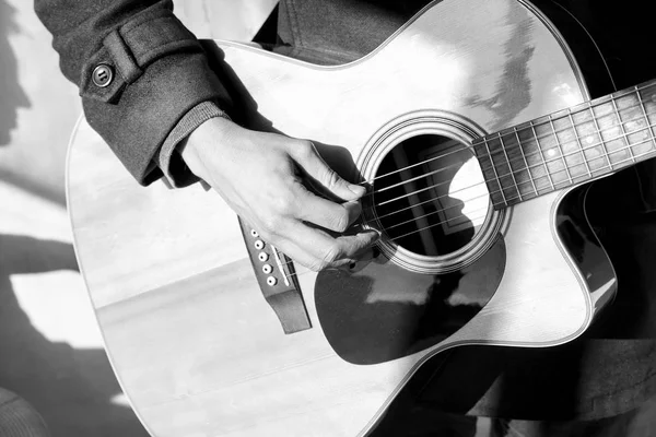 Hudebník, brnká na kytaru. — Stock fotografie