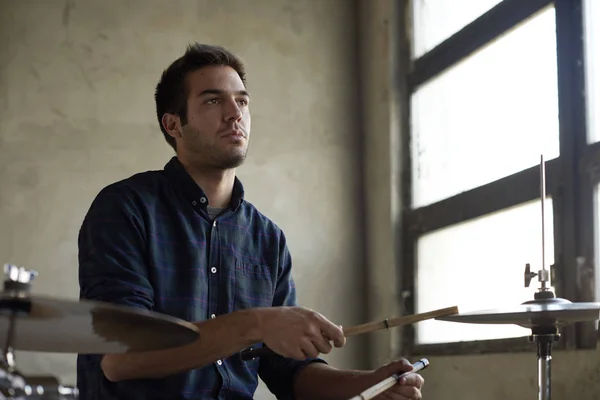 Hombre tocando en su batería . — Foto de Stock