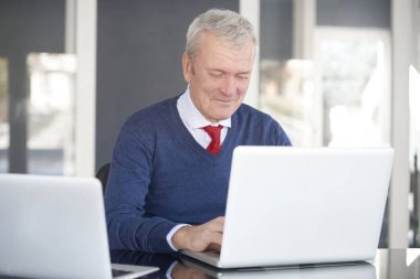 Masa başında oturan adam 