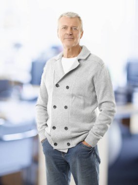 ofiste ayakta işadamı