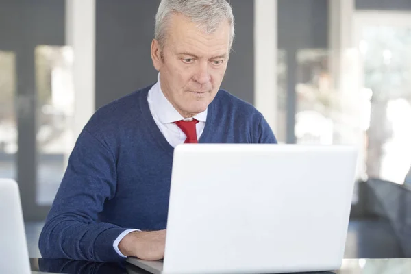 Hombre sentado en el escritorio —  Fotos de Stock