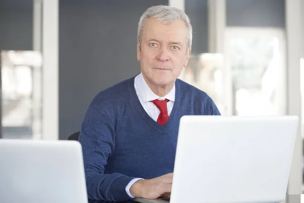 Man zit op Bureau — Stockfoto