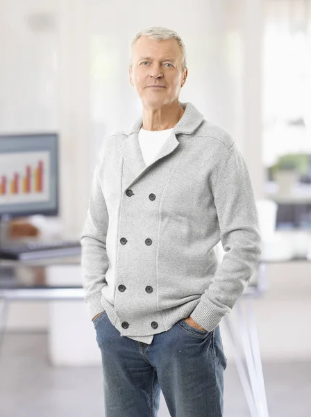 Affärsman stående på kontoret — Stockfoto