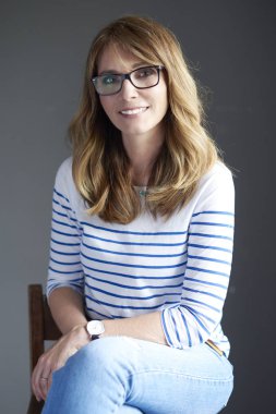 Orta yaşlı kadın oturuyordu 