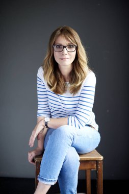 Orta yaşlı kadın oturuyordu 