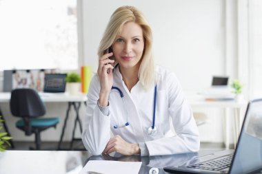 Masa başında oturan doktor