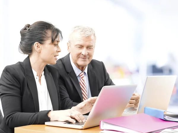 Businesswoman and business man using laptop — Stock Photo, Image