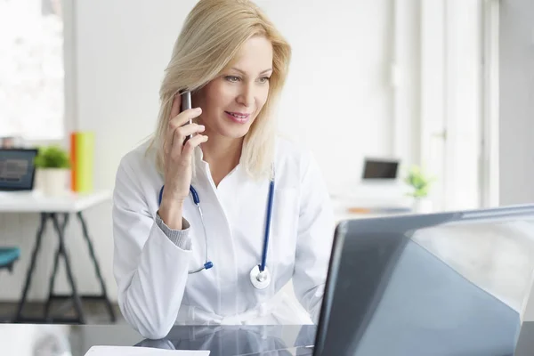 Doctor sentado en el escritorio — Foto de Stock