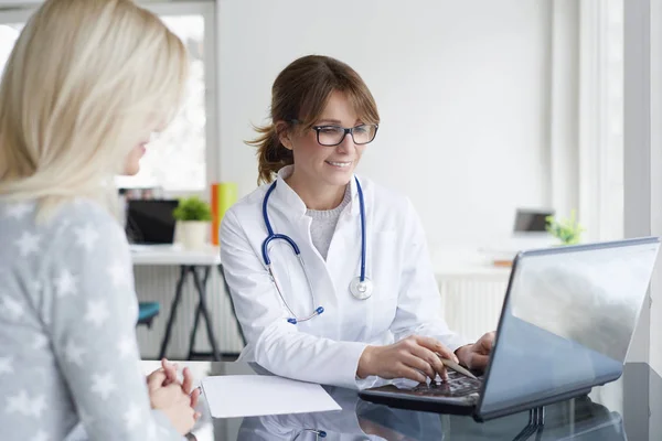 Doctor trabajando en el portátil — Foto de Stock