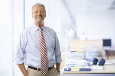 profesyonel adam ayakta