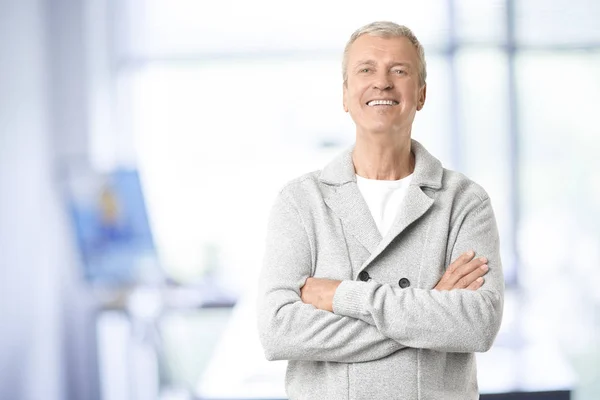 Geschäftsmann mit verschränkten Armen — Stockfoto