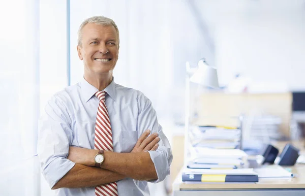 Businessman standing with arms crossed — Stock Photo, Image