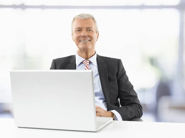 Direktor sitzt am Schreibtisch und arbeitet — Stockfoto