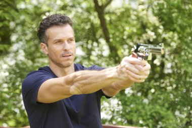  gaz tabancası kullanan adam