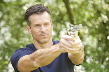  gaz tabancası kullanan adam