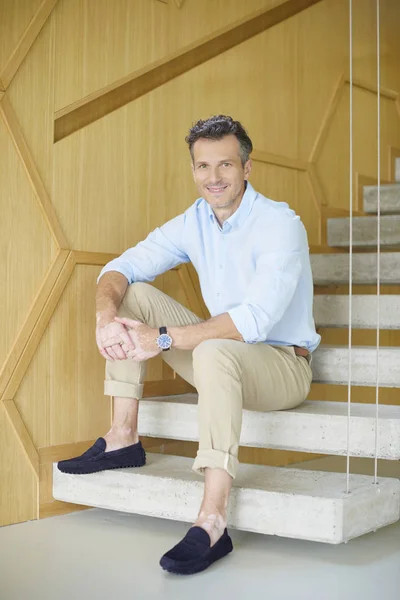 Hombre sentado en las escaleras — Foto de Stock