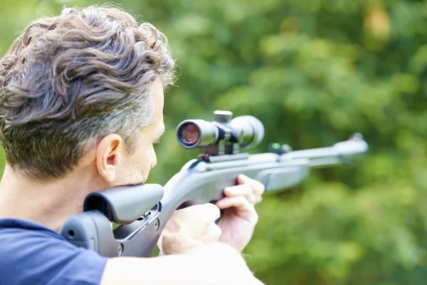 Man with airgun practicing — Stock Photo, Image