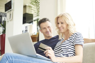 kredi kartı ve bir dizüstü bilgisayar kullanarak çift