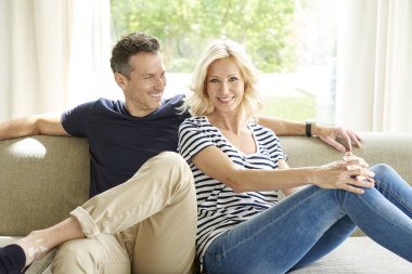  Koltukta oturan çift.