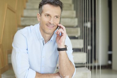 Cep telefonunu kullanan bir adam.