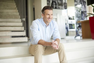  modern ev rahatlatıcı adam.