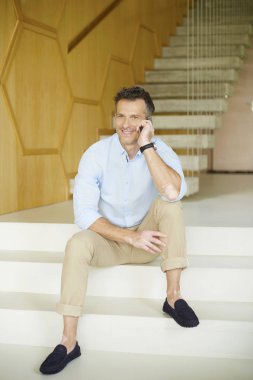  onun cep telefonu kullanan adam