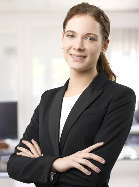 Businesswoman standing with arms crossed — Stock Photo, Image