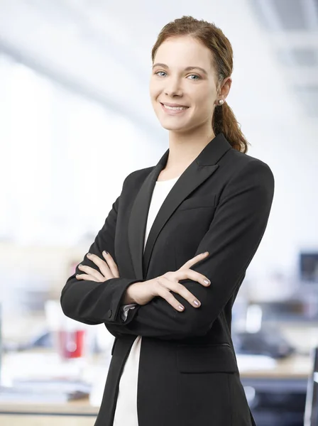 Affärskvinna som står med armarna korsade — Stockfoto