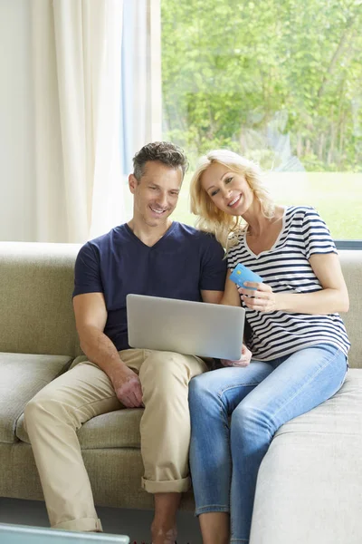 Casal usando laptop — Fotografia de Stock