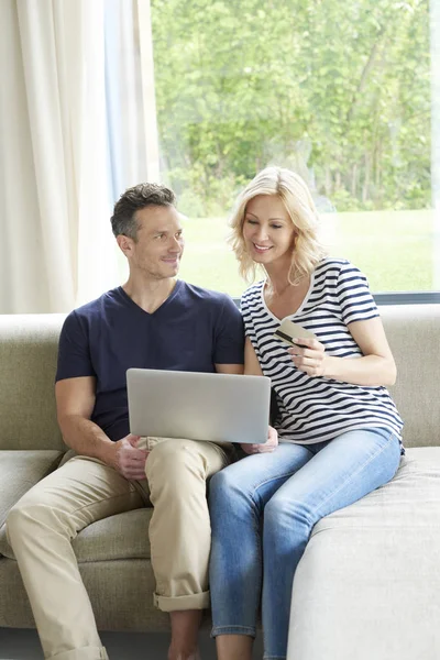 Casal usando laptop — Fotografia de Stock