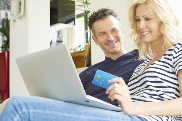 Couple utilisant carte de crédit et ordinateur portable — Photo