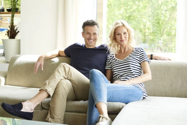 Paar sitzt auf Couch — Stockfoto