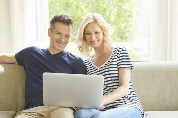 Paar met een laptop — Stockfoto