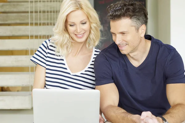 Couple using a laptop — Stock Photo, Image