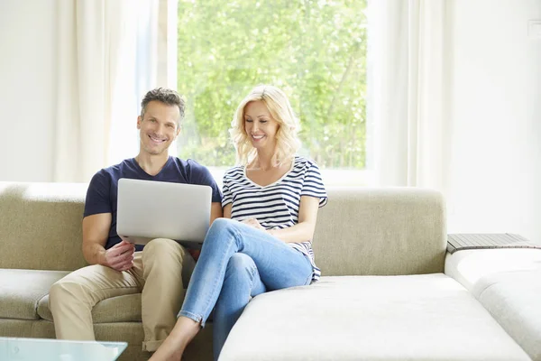 Casal usando um laptop — Fotografia de Stock