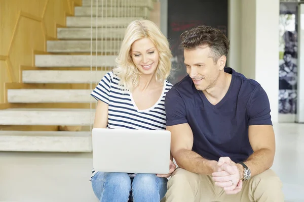 Paar met een laptop — Stockfoto