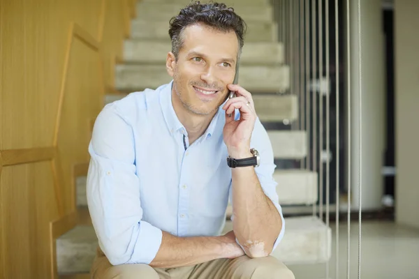 Hombre usando su teléfono móvil — Foto de Stock