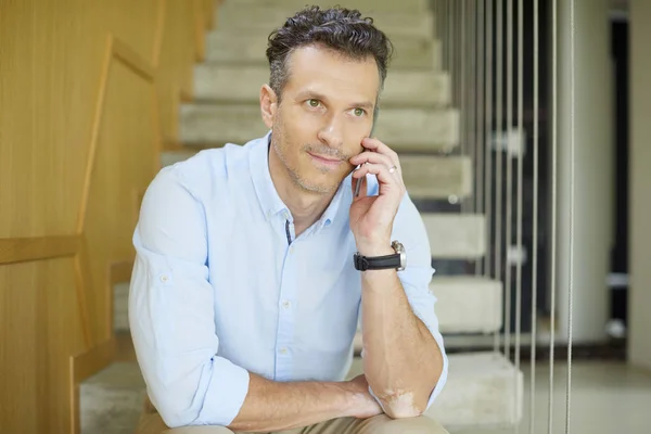 Hombre usando su teléfono móvil —  Fotos de Stock